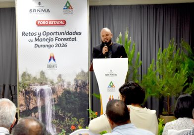 EL DR. BENITO ACEVEDO GUZMAN CON SU PONENCIA “POTENCIALIZACIÓN DE LAS COMUNIDADES A TRAVÉS DE LOS CRÉDITOS DE BIODIVERSIDAD”