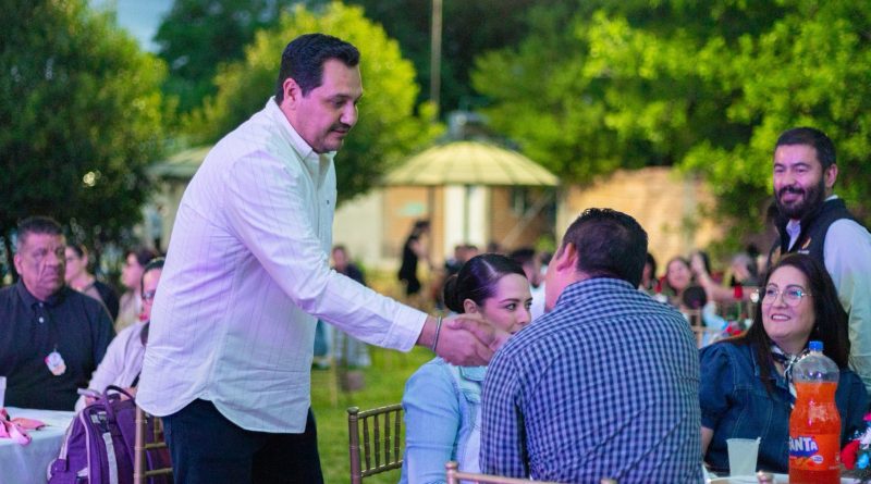 FESTEJA EL ALCALDE RAMÓN SÁNCHEZ ABDALA A LOS MAESTROS DEL MUNICIPIO DE TEPEHUANES